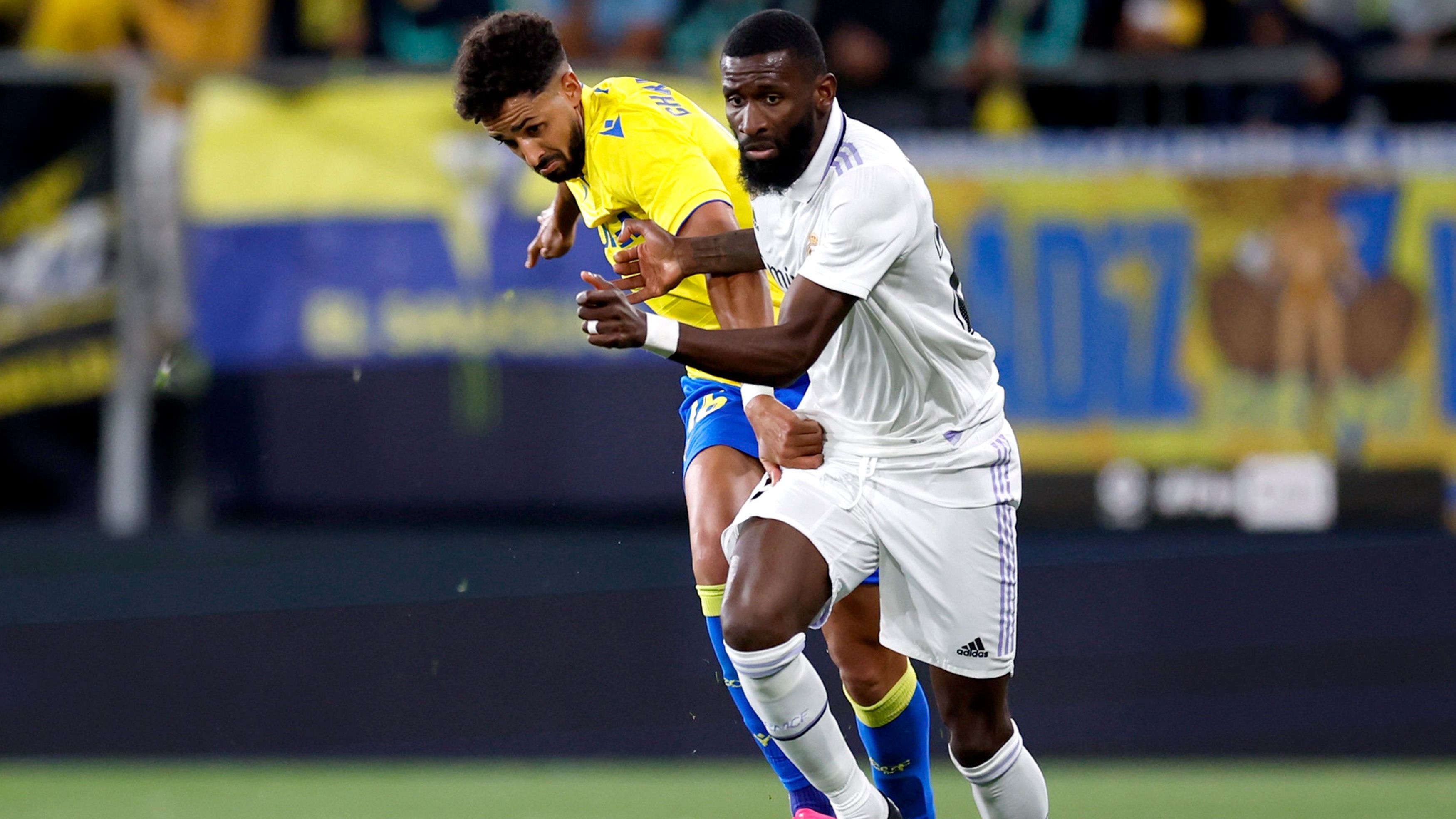 Rüdiger com a bola na vitória do Real Madrid sobre o Cádiz