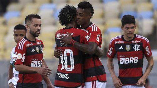 Bruno Henrique é abraçado por Gabigol em sua volta aos gramados contra o Coritiba