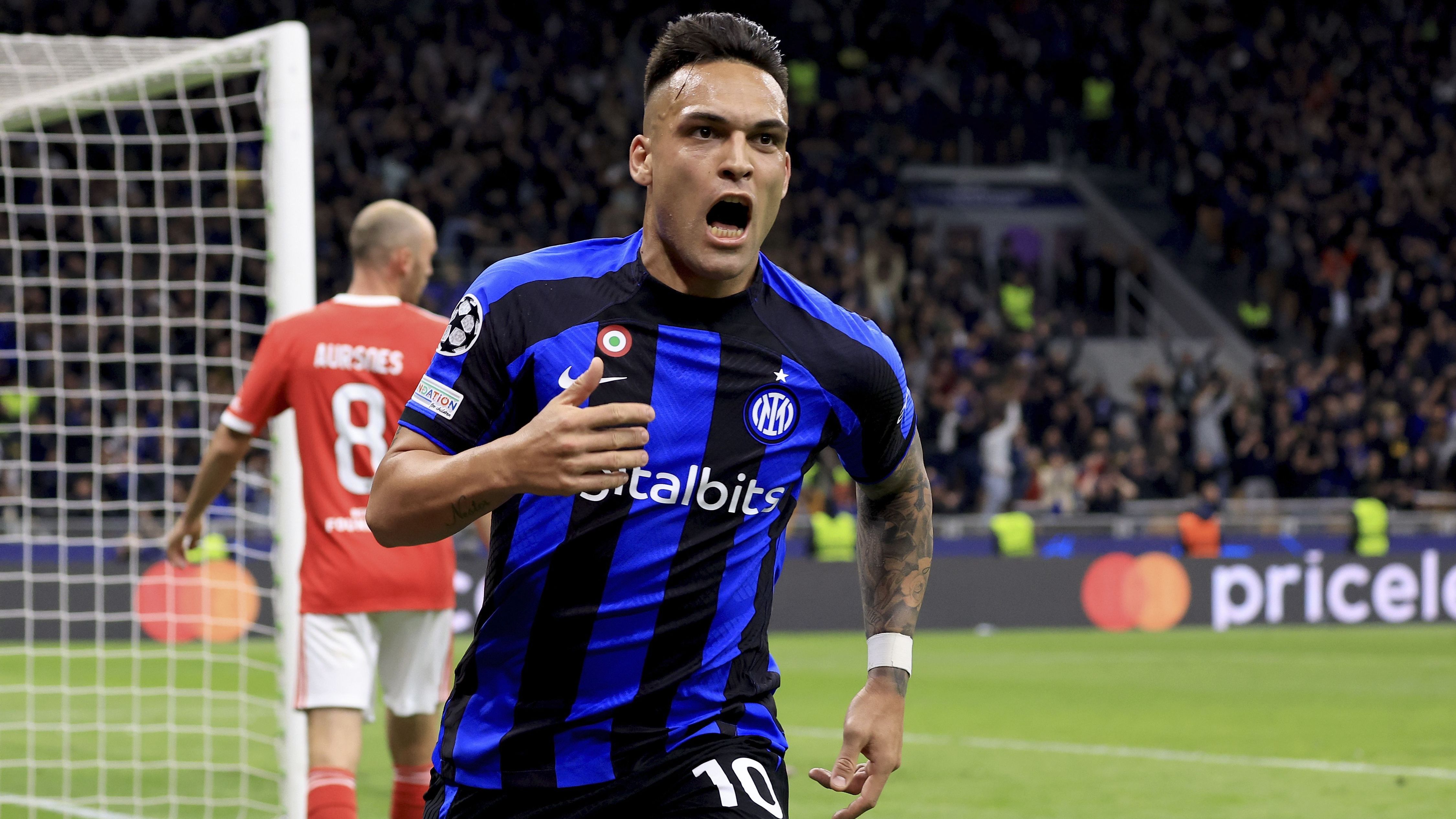 O argentino Lautaro Martinez comemora o segundo gol da Inter sobre o Benfica