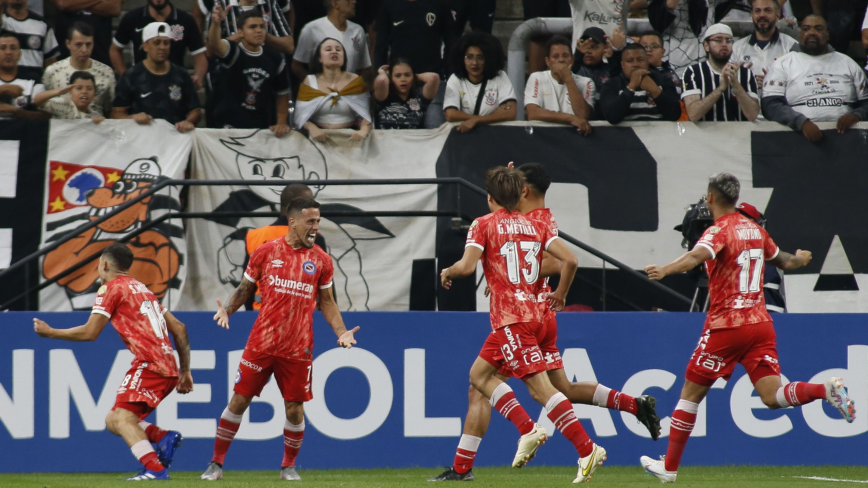 Jogadores do Argentinos Juniors comemoram o gol de Cabrera