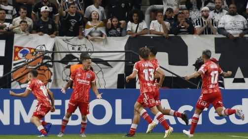 Jogadores do Argentinos Juniors comemoram o gol de Cabrera
