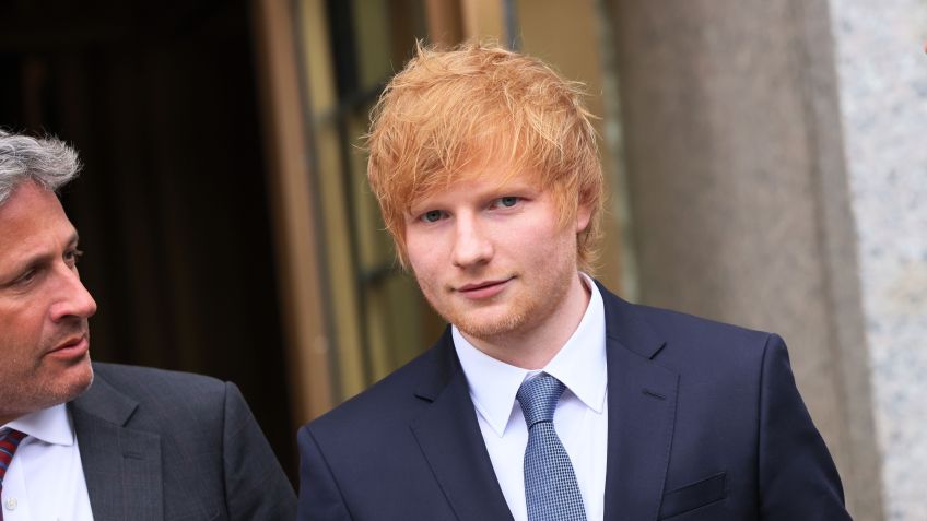 O músico Ed Sheeran sai após o primeiro dia de seu julgamento por violação de direitos autorais no Tribunal Federal de Manhattan na cidade de Nova York. / Michael M. Santiago/Getty Images