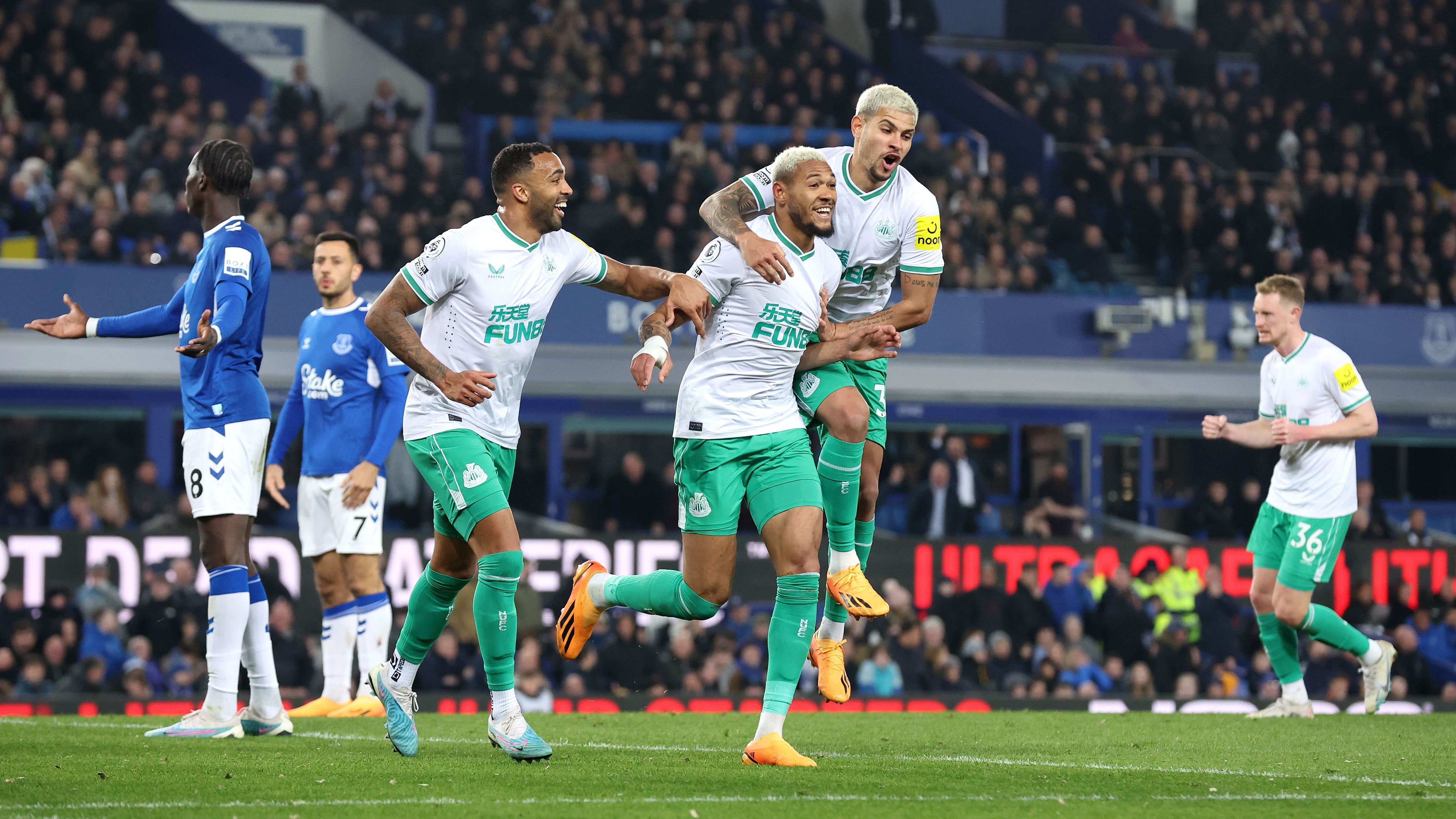 Wilson comemora gol do Newcastle com os brasileiros Joelinton e Bruno Guimarães