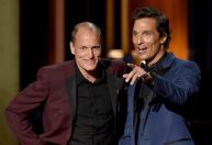 Matthew McConaughey revela que Woody Harrelson pode ser seu irmão biológico