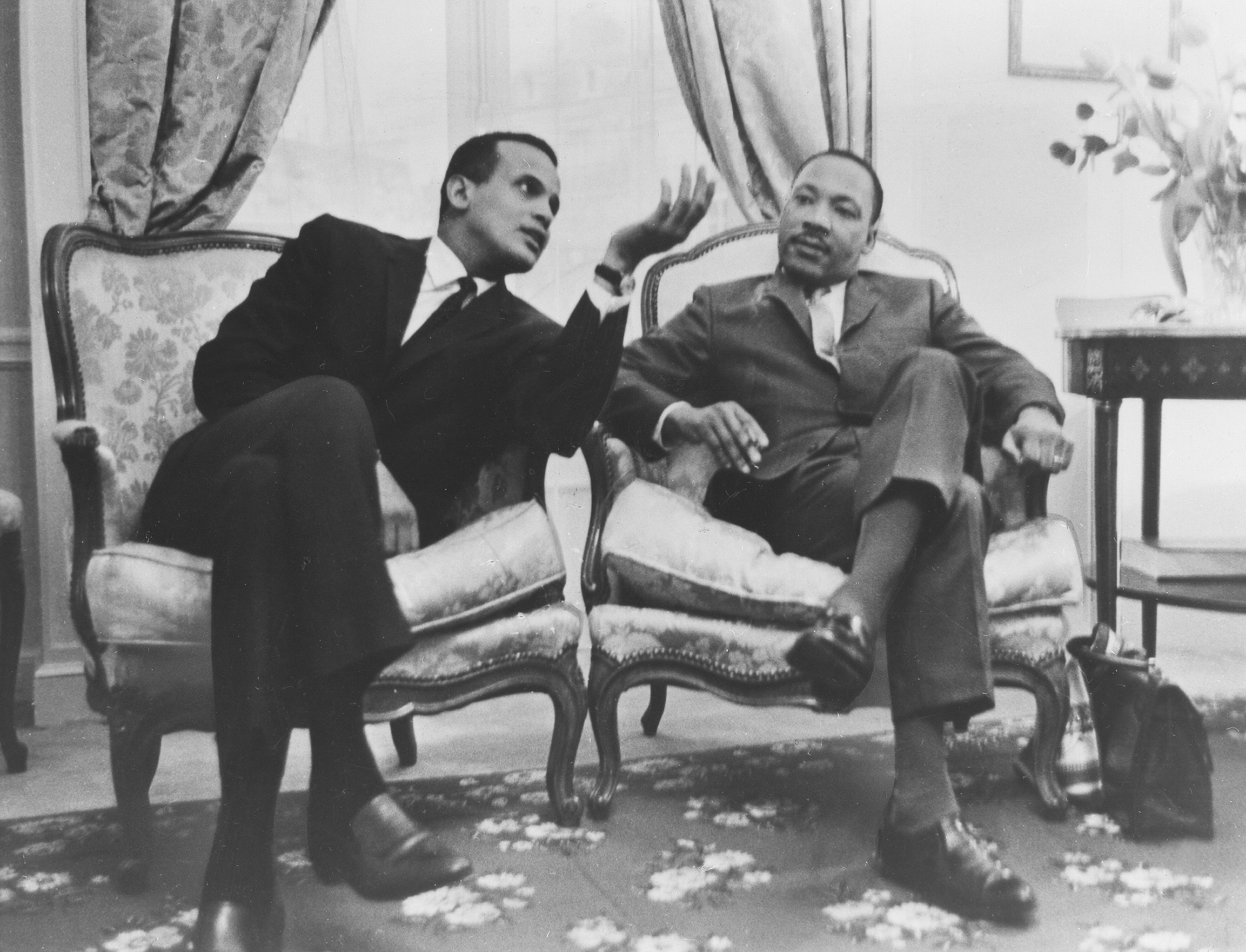 Clérigo americano e líder dos direitos civis, Martin Luther King Jr., fotografado em Paris, 1966, com o cantor Harry Belafonte (à esquerda). / ullstein bild via Getty Images