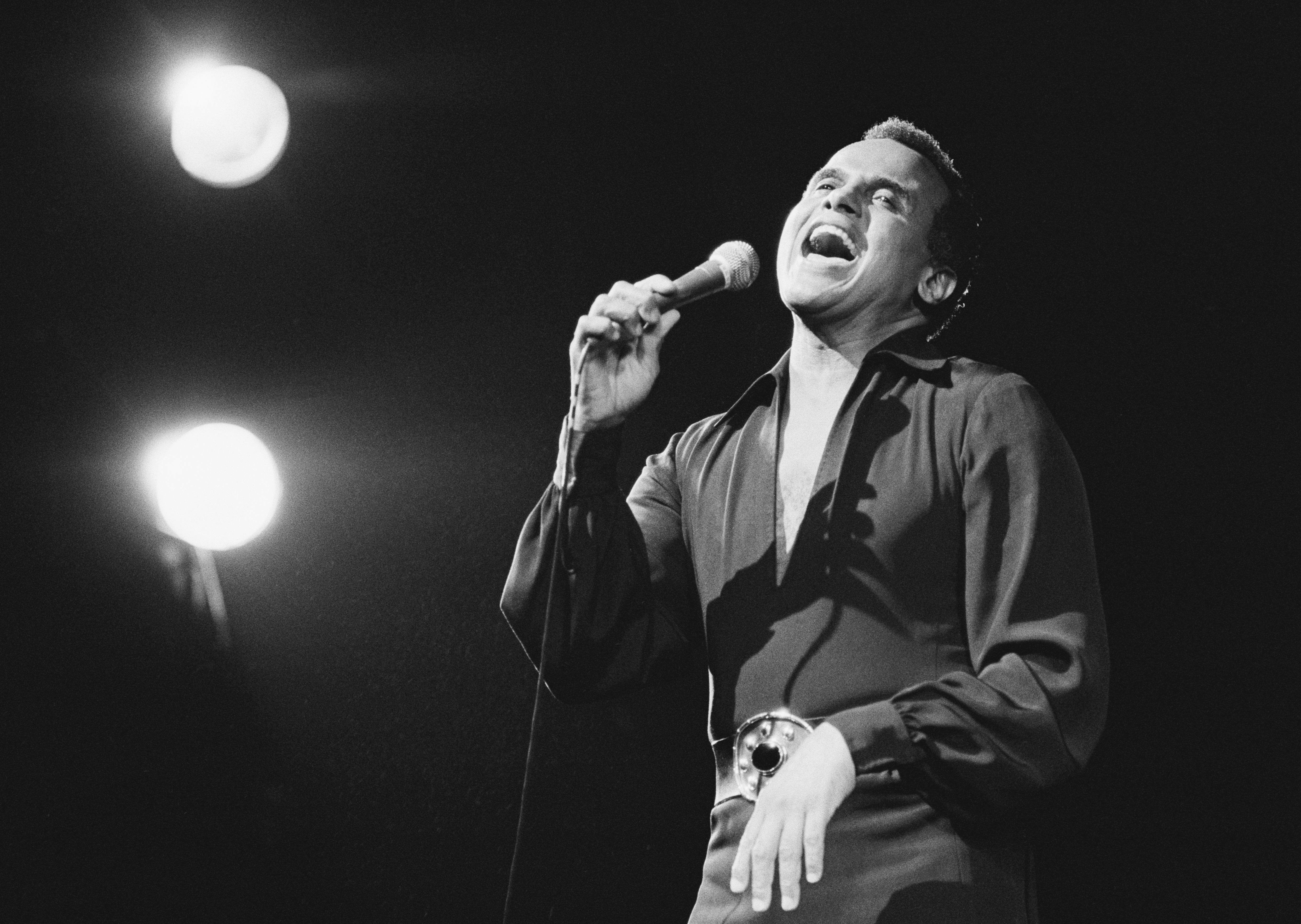 O cantor, ator, compositor, autor e produtor americano Harry Belafonte se apresentando no Olympia Hall durante uma temporada teatral de três dias em 1979. / James Andanson/Sygma via Getty Images