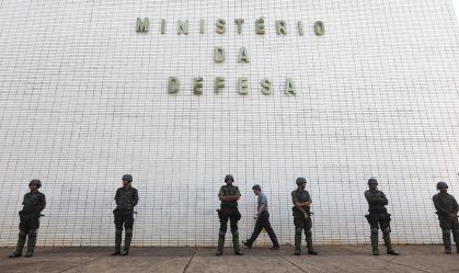 Defesa entra na mira do corte de gastos e surpreende militares