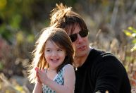 Tom Cruise está há mais de uma década sem ver a filha Suri, diz jornal britânico