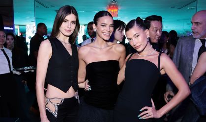 Bruna Marquezine e Camila Queiroz posam ao lado de Hailey Bieber em Nova York