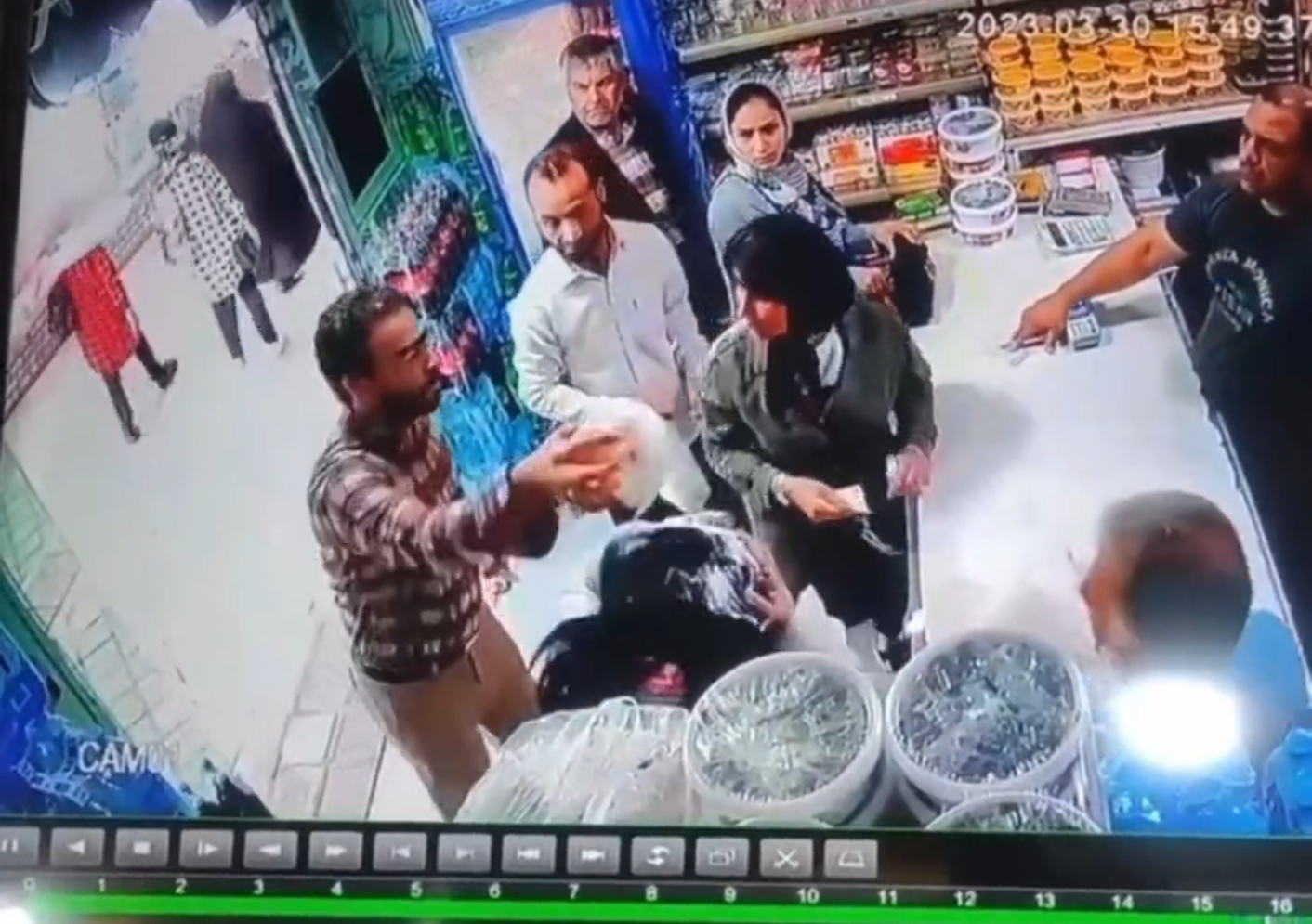 Homem joga iogurte em mulheres hijab