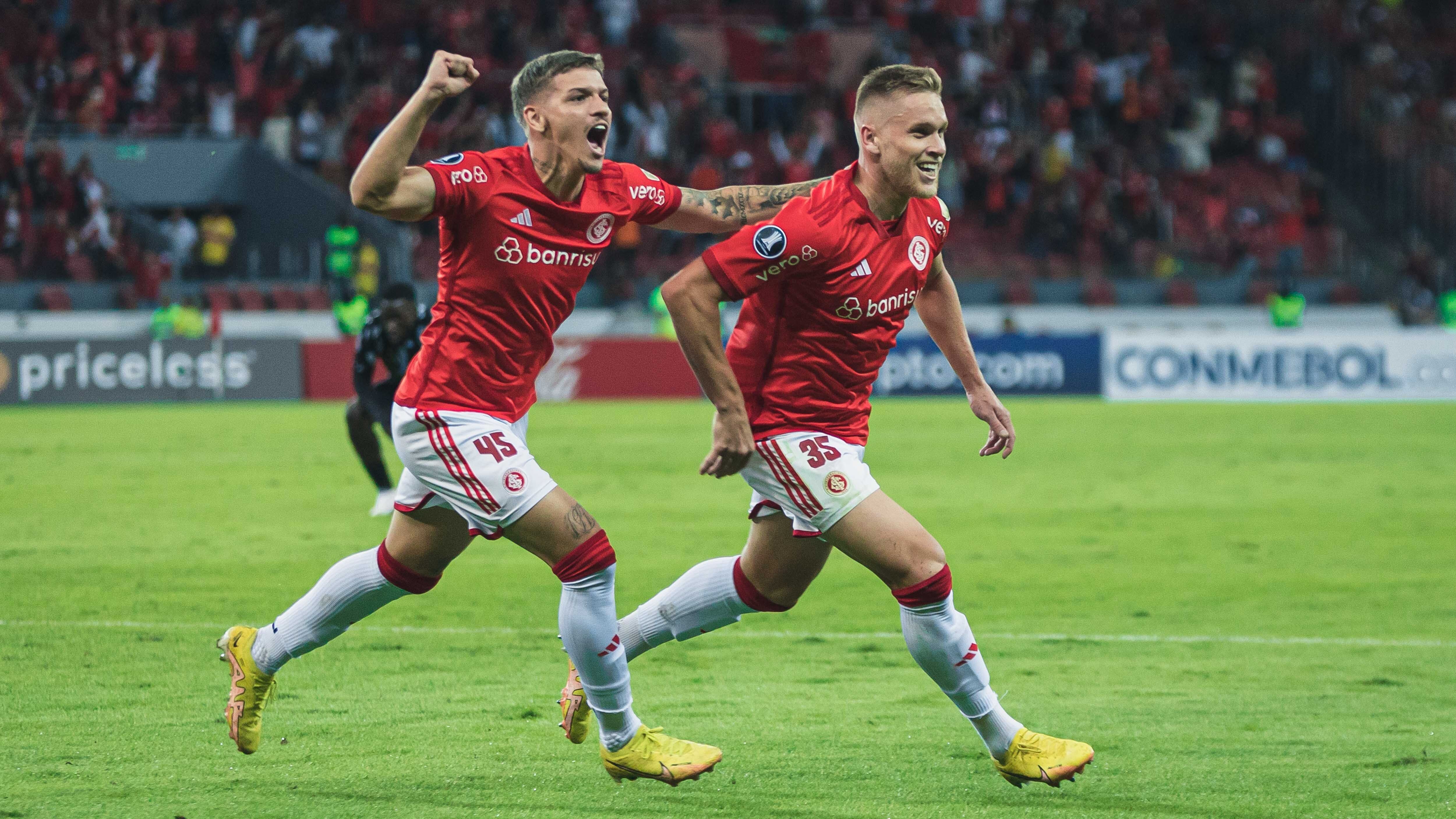 Alemão (número 35) comemora o gol nos acréscimos que deu a vitória ao Inter