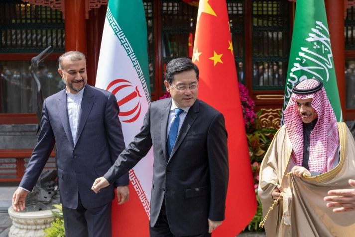 Ministro das Relações Exteriores do Irã, Hossein Amir-Abdollahian, ministro das Relações Exteriores da Arábia Saudita, príncipe Faisal bin Farhan Al Saud, e o ministro das Relações Exteriores da China, Qin Gang, durante reunião em Pequim / Saudi Press Agency via REUTERS