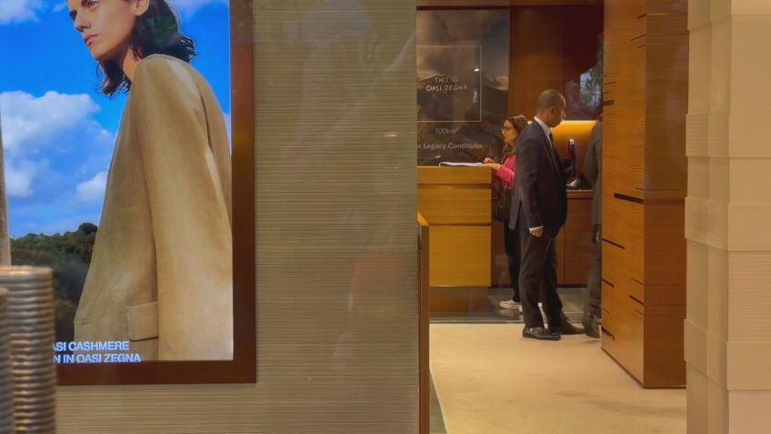 Primeira-dama Janja da Silva fazendo compras na loja Zegna, em Portugal / Reprodução/CNN