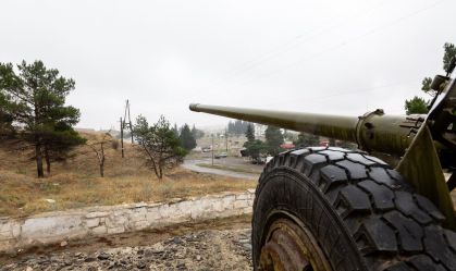 Azerbaijão bloqueia rota para Karabakh e amplia tensão com a Armênia