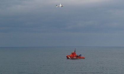 Barco com 400 imigrantes está à deriva entre Líbia e Malta, diz serviço de apoio 