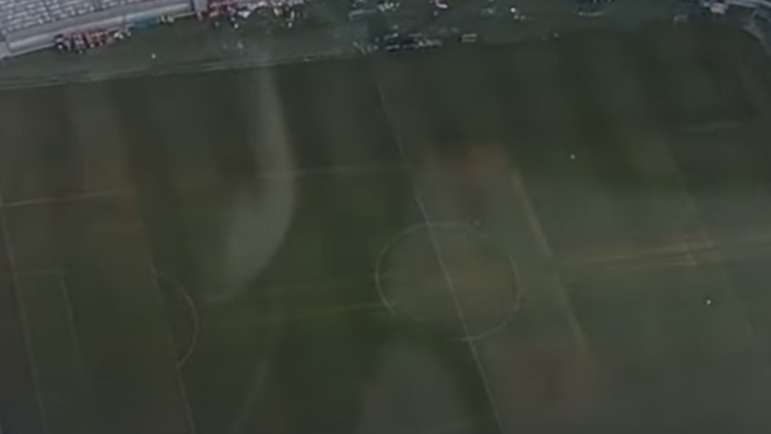 Imagens aéreas feitas pela Itatiaia mostram gramado danificado