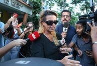 Imagens mostram ex-atleta voltando a local para agredir novamente entregadora no Rio, diz defesa