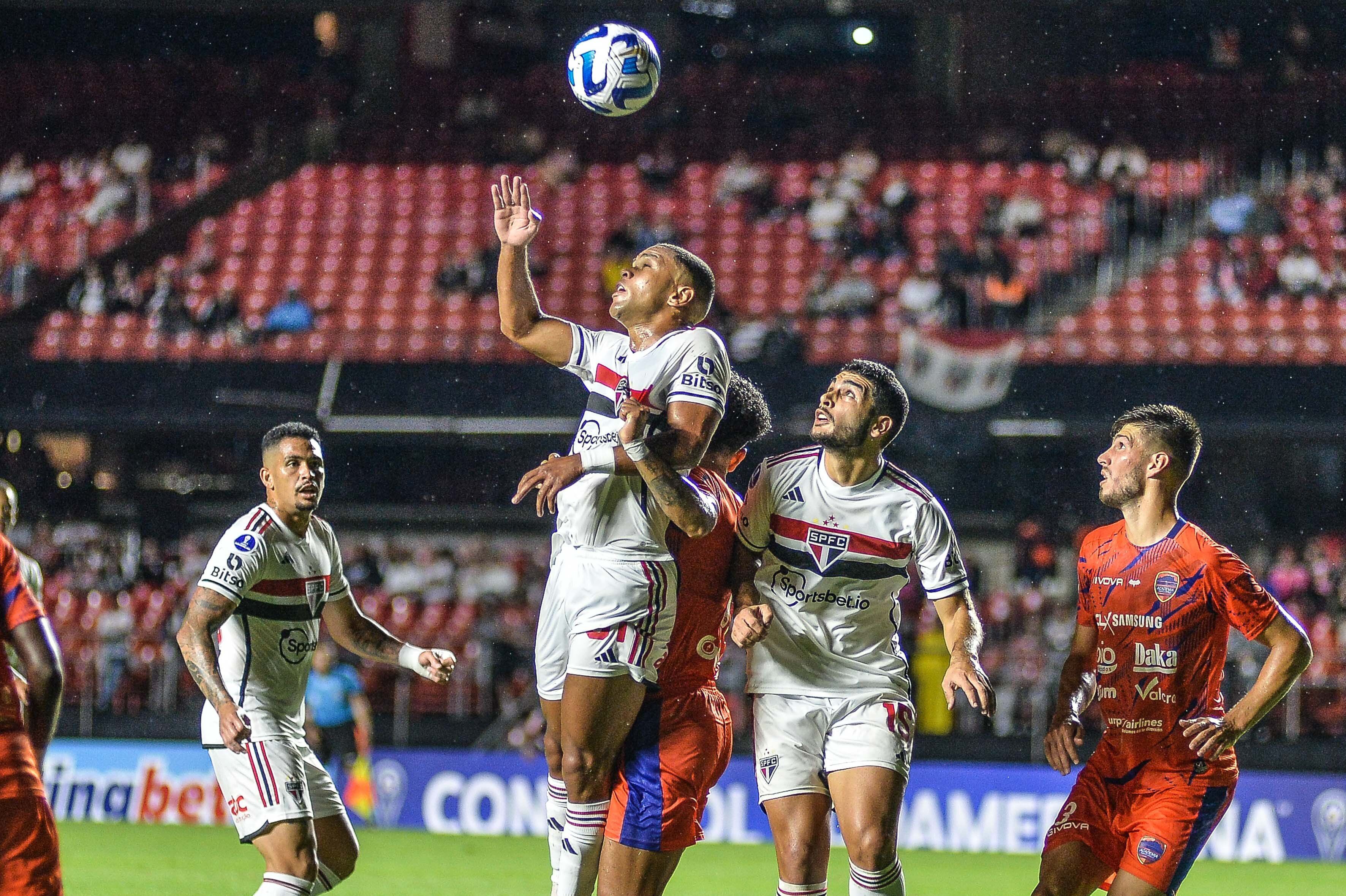 São Paulo é um dos brasileiros que busca confirmar vaga direta nas oitavas