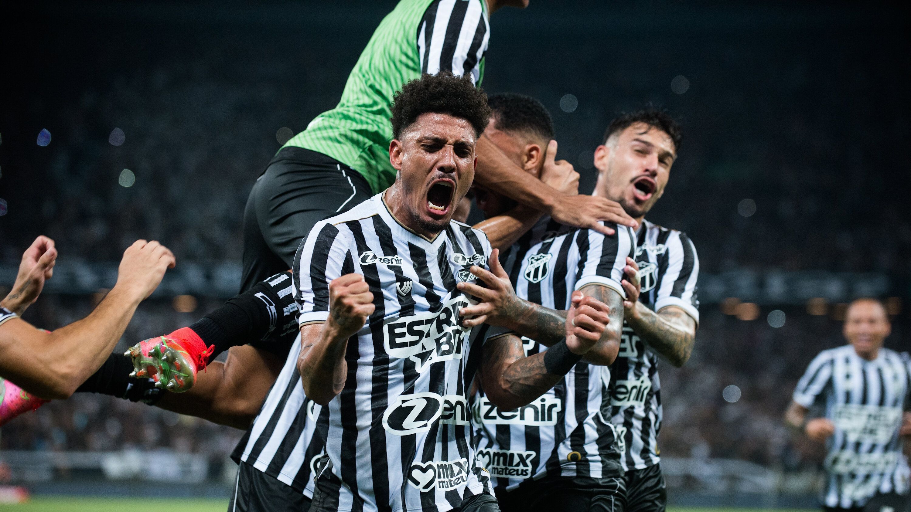 Vitor Gabriel comemora o segundo gol do Ceará sobre o Sport