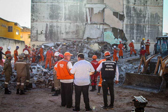 Agentes do Corpo de Bombeiros iniciam novas buscar por vítimas nos escombros do desabamento do Edifício Lene, na Rua Acapulco, no bairro Jardim Atlântico, em Olinda, região metropolitana do Recife (PE), nesta sexta-feira (28). / Sandy James/Onzex Press e Imagens/Estadão Conteúdo