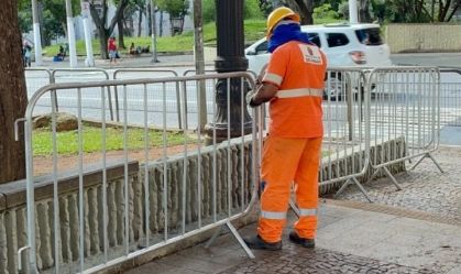 Prefeitura de SP cerca Praça da Sé com grades em meio a aumento de casos de violência
