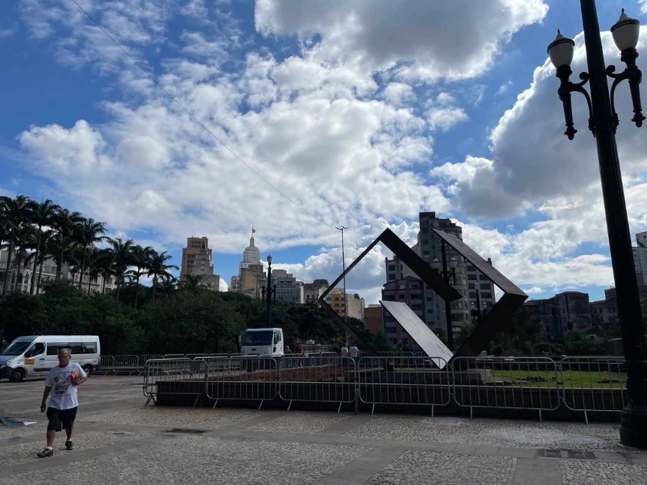 Grades na Praça da Sé. Subprefeitura da Sé