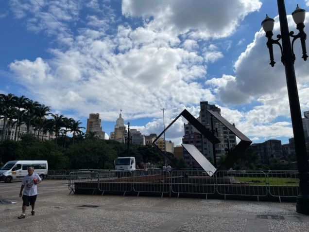 Grades na Praça da Sé. Subprefeitura da Sé