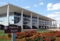 Planalto faz reunião sobre Orçamento em meio a debate sobre meta fiscal