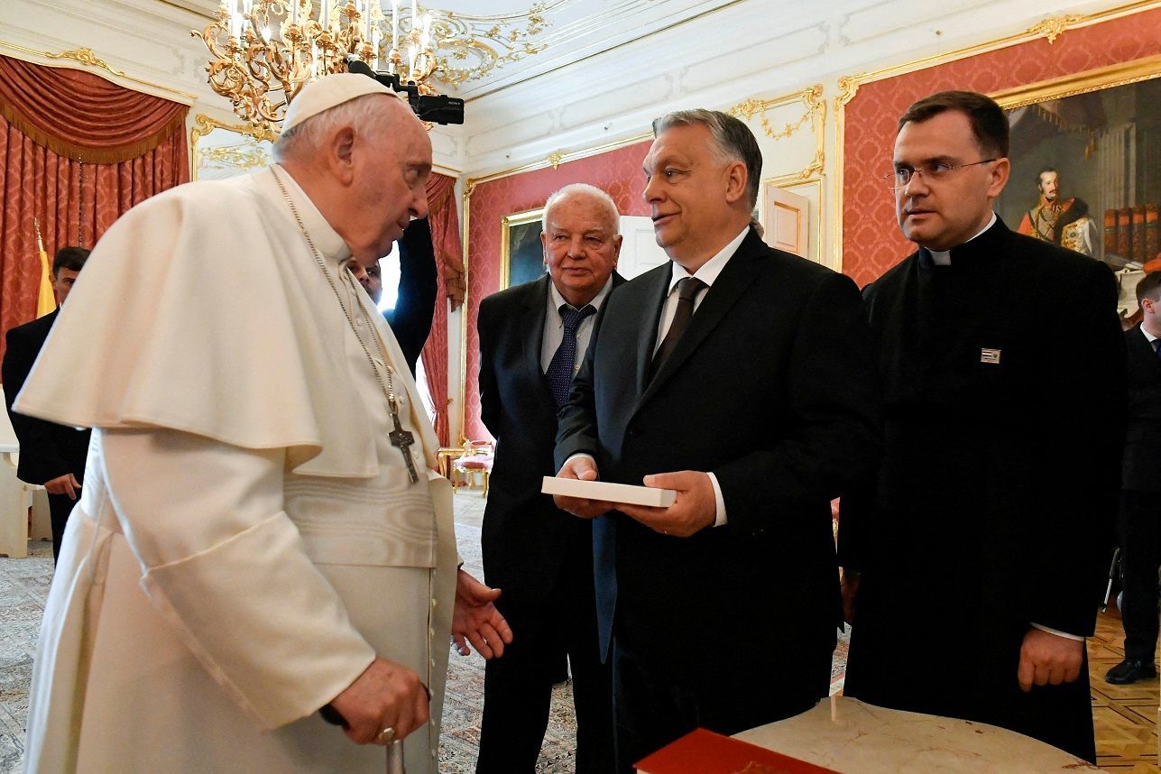 Papa e o primeiro-ministro húngaro, Viktor Orbán