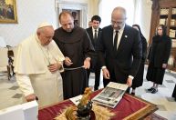 Ucrânia convida papa Francisco a visitar país após discutir acordo de paz 