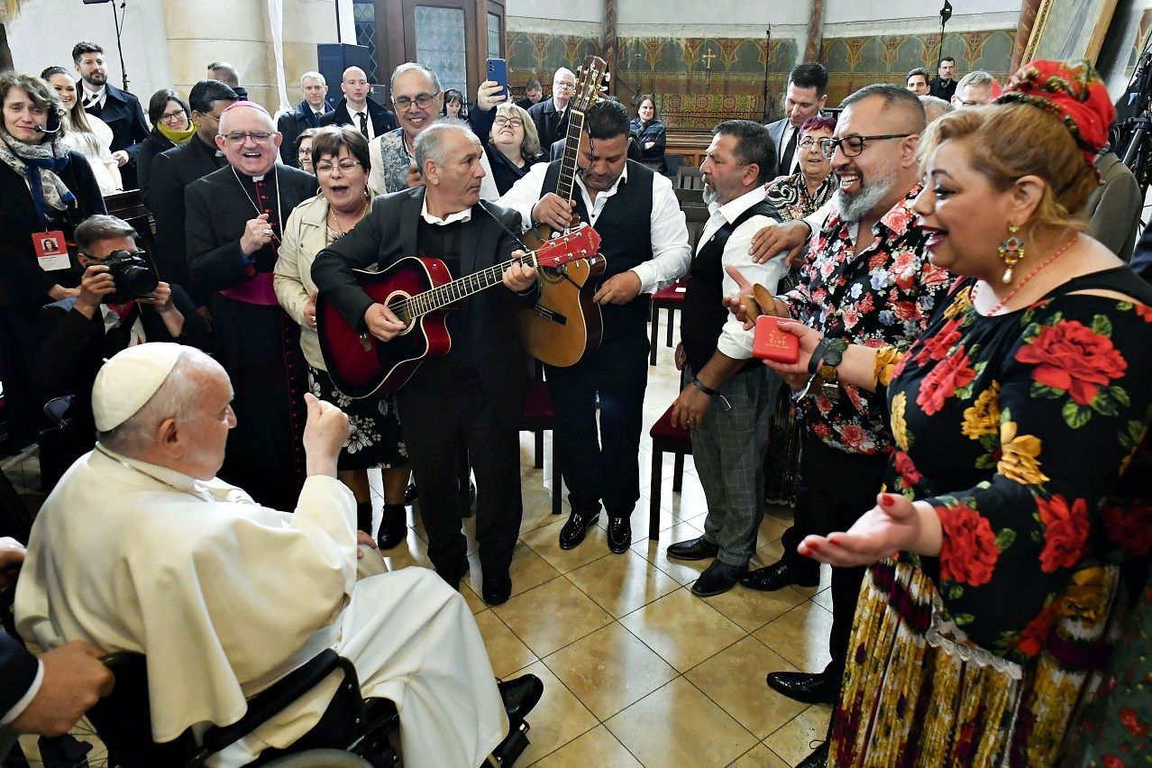 Músicos vestidos à moda da etnia Roma se apresentam para o papa Francisco / Vatican Media via Vatican Pool/Getty Images