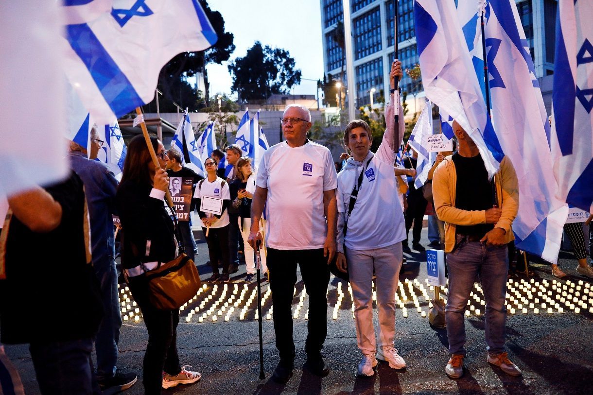 Manifestantes israelenses protestam contra governo nacionalista-religioso, em Tel Aviv, Israel