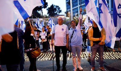 Manifestantes israelenses protestam contra governo nacionalista-religioso, em Tel Aviv, Israel