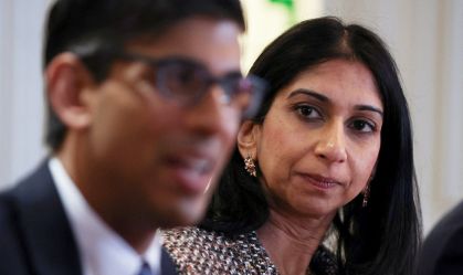 Reino Unido quer mudar lei para acelerar deportação de imigrantes  