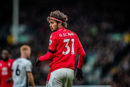 Gustavo Scarpa atuando na Premier League