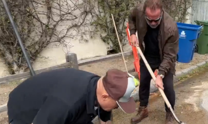 Arnold Schwarzenegger cobre buraco de rua na Califórnia, EUA