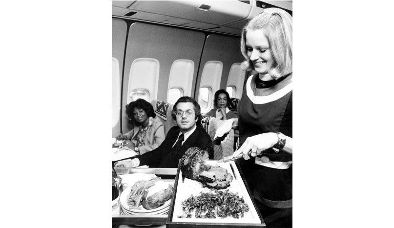 Comissária de bordo serve passageiros em voo do Boeing 707, entre 1956 e 1978 / American Airlines/Arquivo