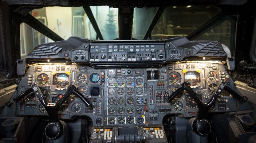 O espaço era reduzido na cabine de comando do Concorde, mas era mantida aberta para visitas dos passageiros / Suzanne Plunkett/CNN