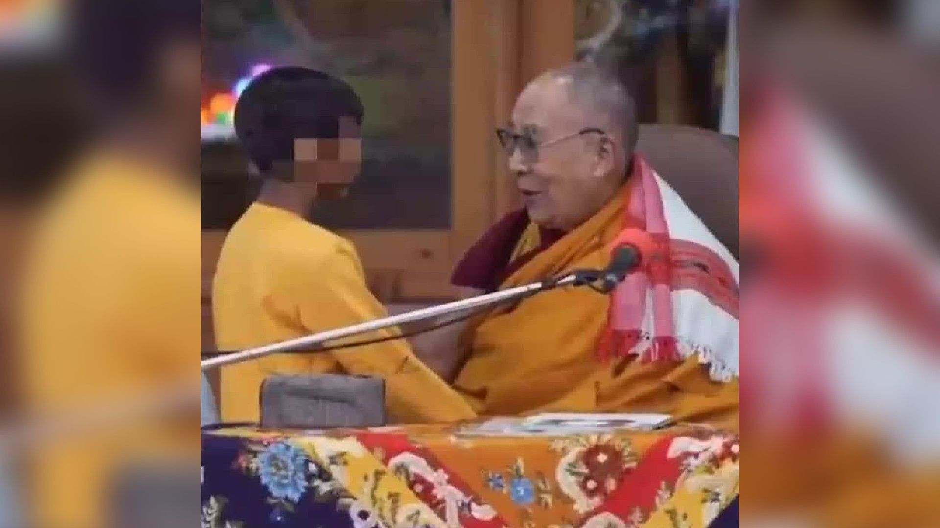 Dalai Lama pede desculpas após vídeo pedindo a criança para "chupar" sua língua provocar protestos