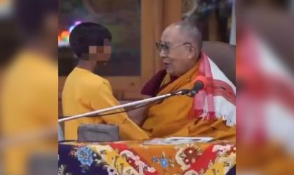 Dalai Lama pede desculpas após vídeo pedindo a criança para "chupar" sua língua provocar protestos