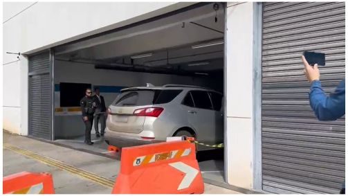 Ex-ministro do GSI, Gonçalves Dias chega à sede da Polícia Federal em Brasília para prestar depoimento