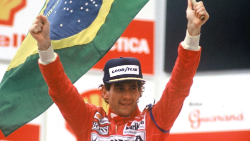 Senna comemorando vitória com a bandeira do Brasil