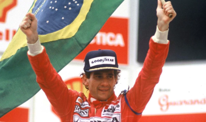 Senna comemorando vitória com a bandeira do Brasil
