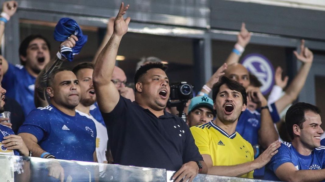 Ronaldo acompanhando jogo do Cruzeiro da arquibancada