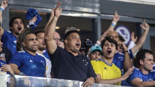 Ronaldo acompanhando jogo do Cruzeiro da arquibancada