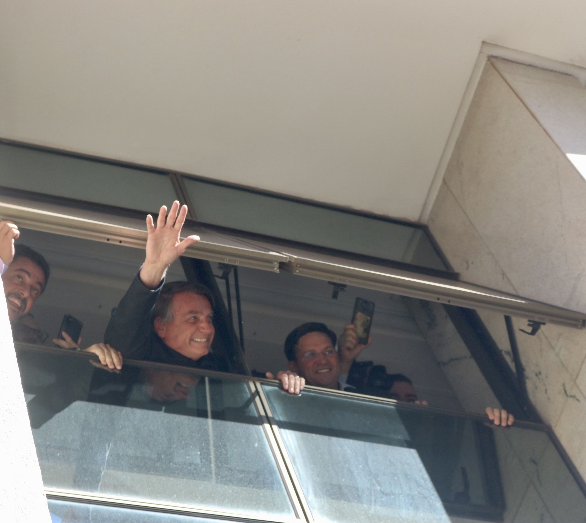 O ex-presidente Jair Bolsonaro acena de uma janela na sede do PL, em imagem de 30 de março de 2023