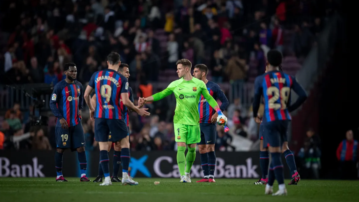 Ter Stegen cumprimenta companheiros do Barcelona após vitória em LaLiga