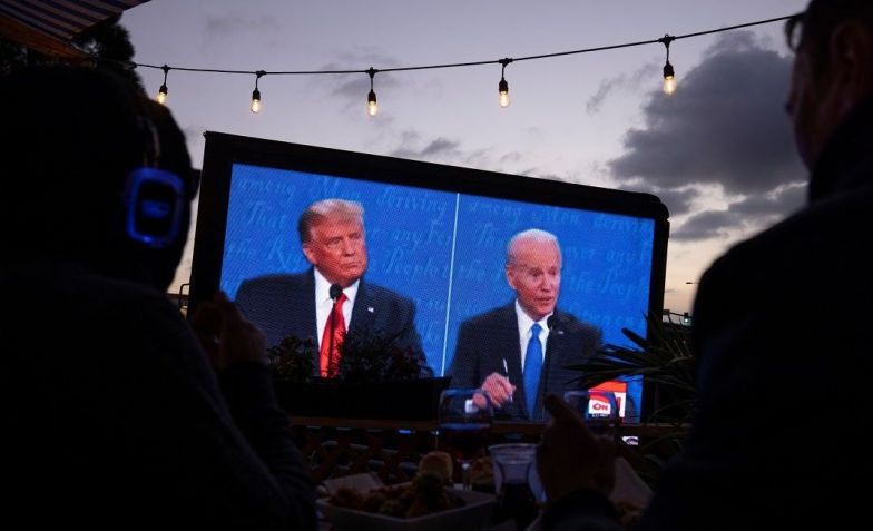 Espectadores assistem debate entre Donald Trump e Joe Biden, em San Diego, EUA / Mike Blake/Reuters