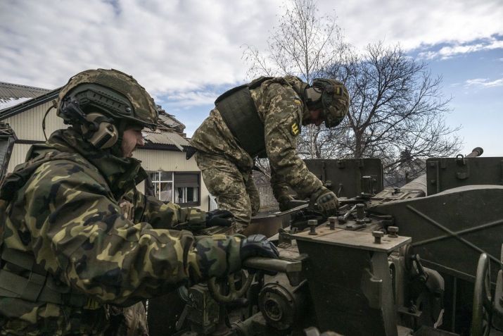 Militares ucranianos preparam projétil de artilharia próxima à região fronteiriça de Bakhmut / Muhammed Enes Yildirim/Anadolu Agency via Getty Images