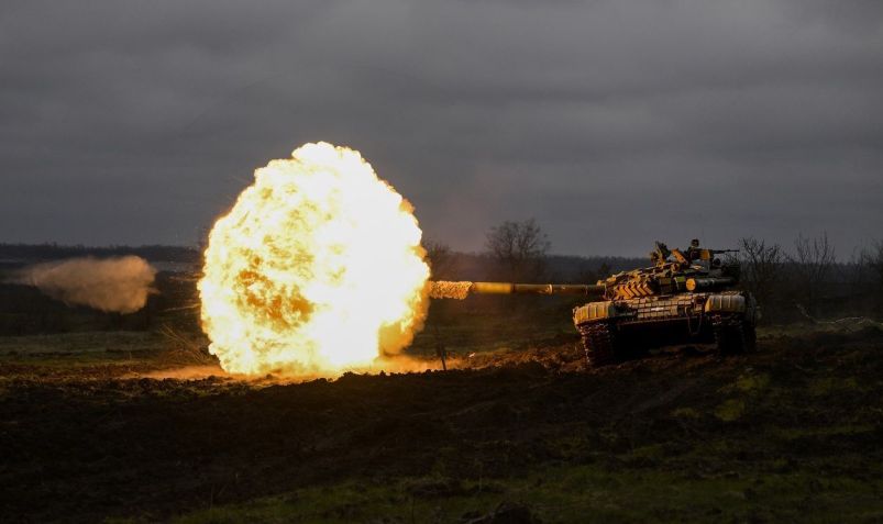 Tanque ucraniano realiza disparo durante exercícios em Donetsk / Muhammed Enes Yildirim/Anadolu Agency via Getty Images